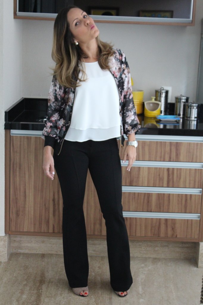 Look do dia trabalho pérolas chris castro calça flare blusa branca casaqueto floral 4