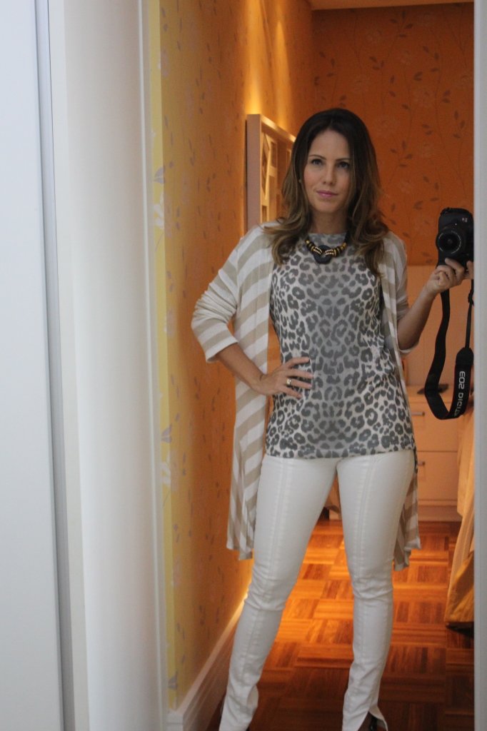 Look do dia trabalho animal print pérolas chris castro calça branca cardigã 7