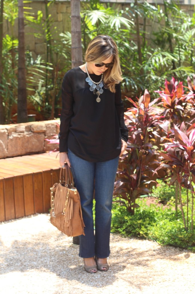 Look do dia trabalho casual jeans blusa preta le lis blanc maxi colar moedas pérolas chris castro idbloggers 1