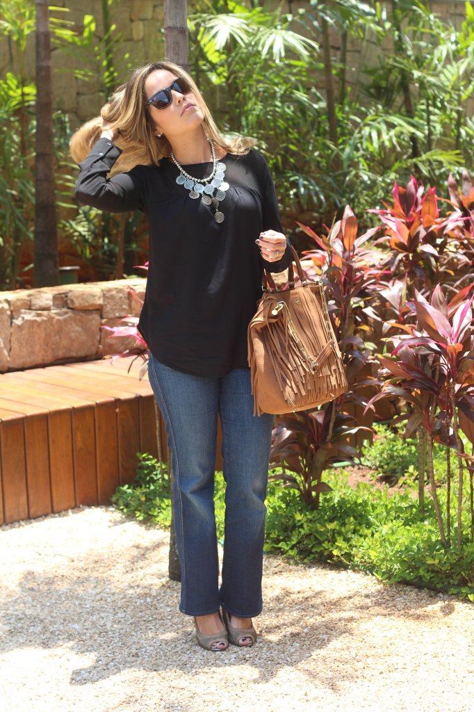 Look do dia trabalho casual jeans blusa preta le lis blanc maxi colar moedas pérolas chris castro idbloggers 4