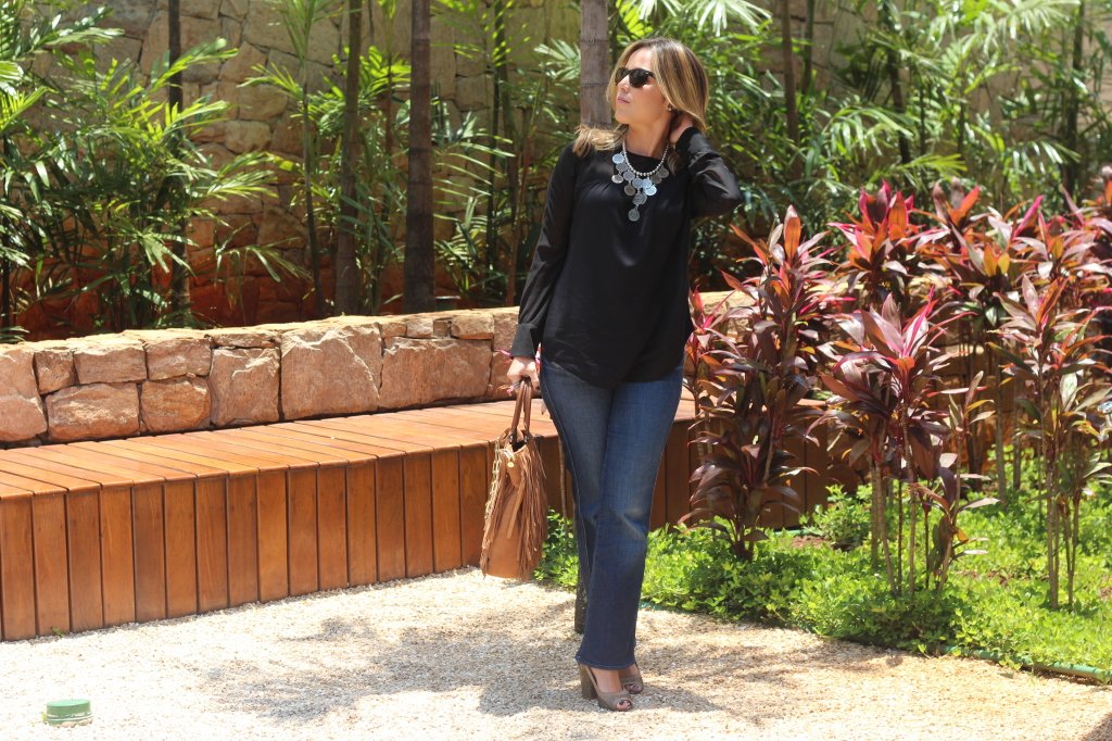 Look do dia trabalho casual jeans blusa preta le lis blanc maxi colar moedas pérolas chris castro idbloggers 7