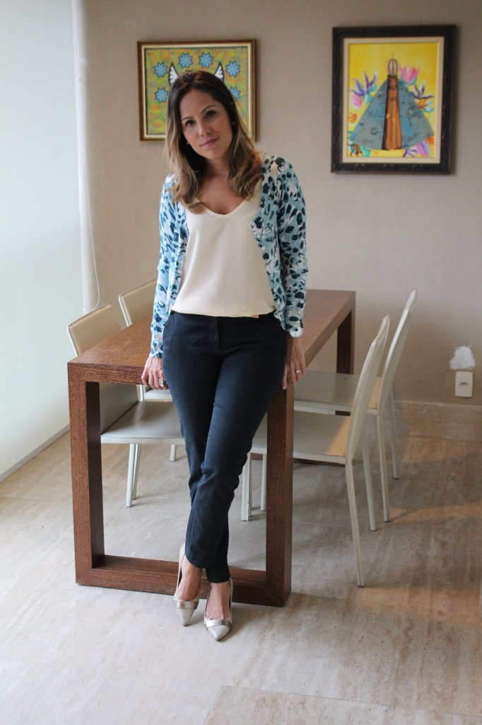 Look do dia trabalho pérolas chris castro calça cropped preta regata cardigã animal print zara 1