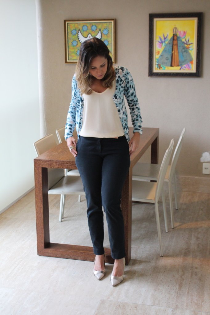 Look do dia trabalho pérolas chris castro calça cropped preta regata cardigã animal print zara 2