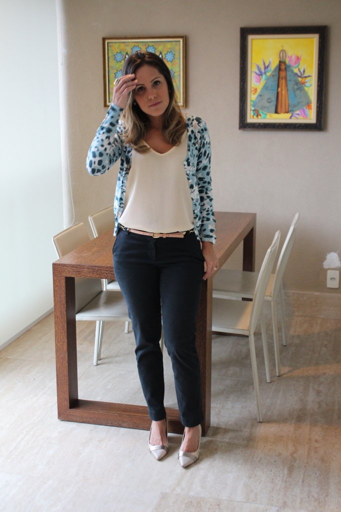 Look do dia trabalho pérolas chris castro calça cropped preta regata cardigã animal print zara 3