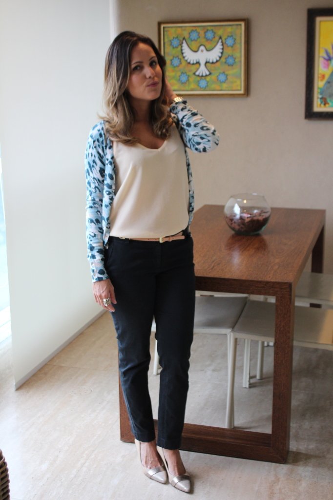 Look do dia trabalho pérolas chris castro calça cropped preta regata cardigã animal print zara 9