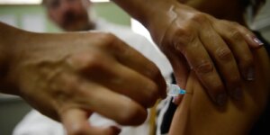 Leia mais sobre o artigo Consultas por lesões pré-cancerígenas caem após vacina contra HPV
